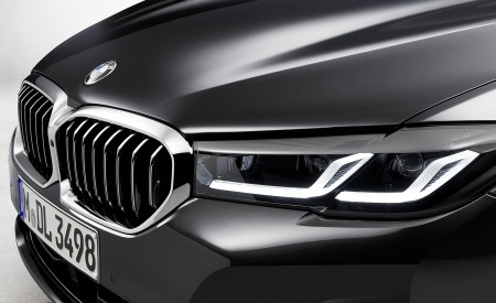 2021 BMW 5 Series Touring Headlight Wallpapers 450x275 (27)