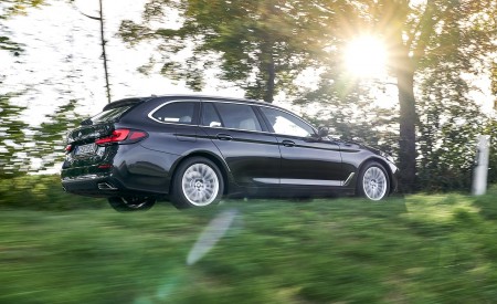 2021 BMW 5 Series Touring Rear Three-Quarter Wallpapers 450x275 (50)