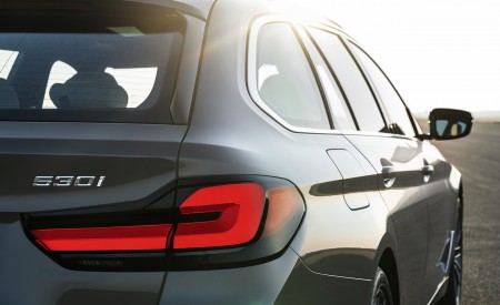 2021 BMW 5 Series Touring Tail Light Wallpapers 450x275 (30)