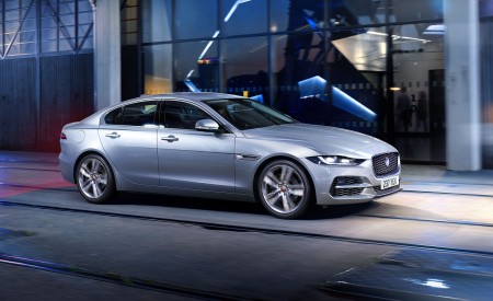 2021 Jaguar XE Front Three-Quarter Wallpapers 450x275 (3)