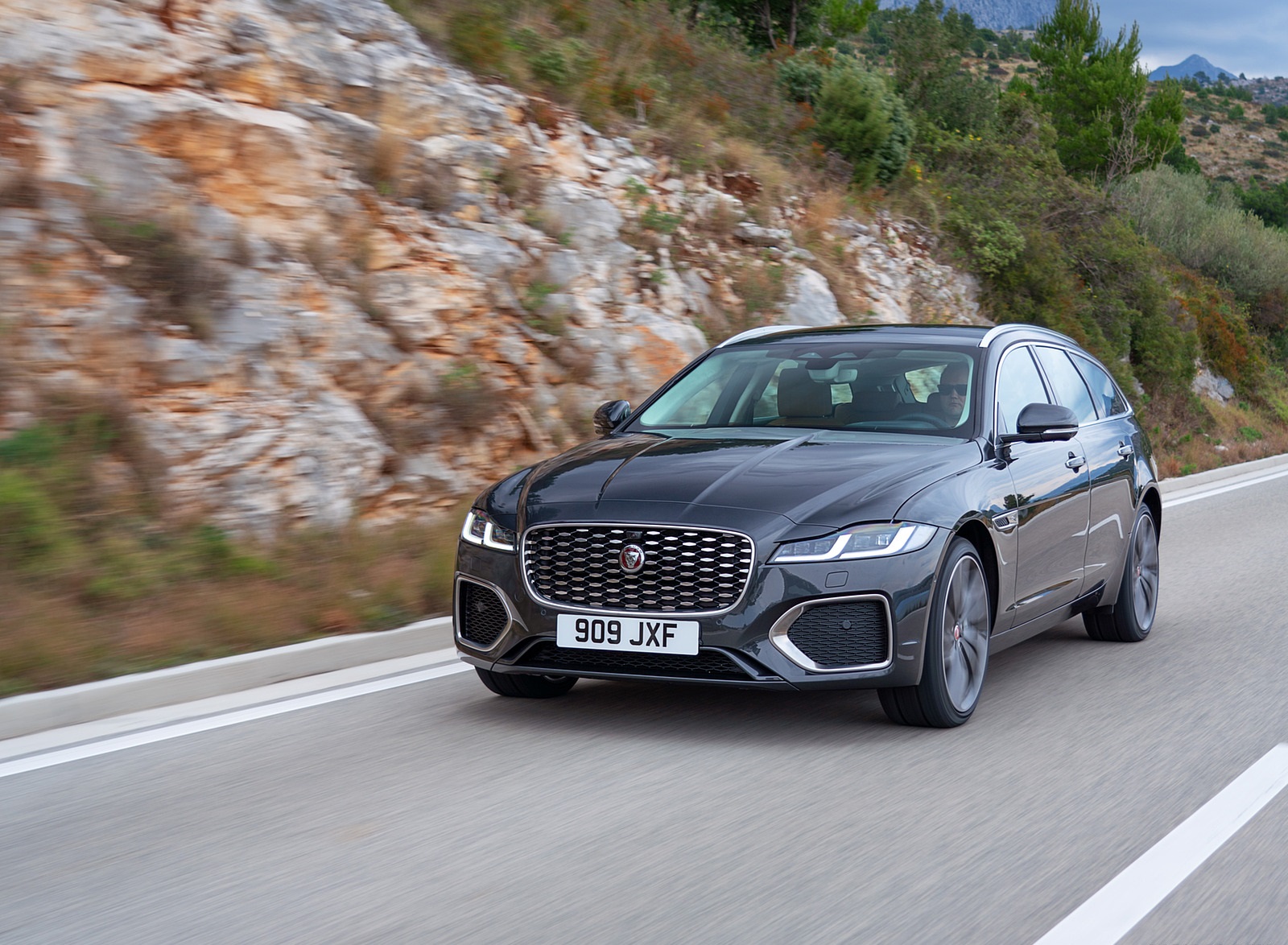 2021 Jaguar XF Sportbrake Front Three-Quarter Wallpapers  #4 of 50