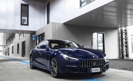2021 Maserati Ghibli SQ4 GranLusso Front Three-Quarter Wallpapers 450x275 (14)