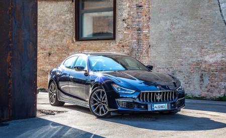 2021 Maserati Ghibli SQ4 GranLusso Front Three-Quarter Wallpapers 450x275 (12)