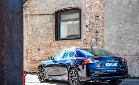 2021 Maserati Ghibli SQ4 GranLusso Rear Three-Quarter Wallpapers 450x275 (13)