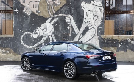 2021 Maserati Quattroporte SQ4 GranLusso Rear Three-Quarter Wallpapers 450x275 (13)