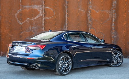 2021 Maserati Quattroporte SQ4 GranLusso Rear Three-Quarter Wallpapers 450x275 (10)