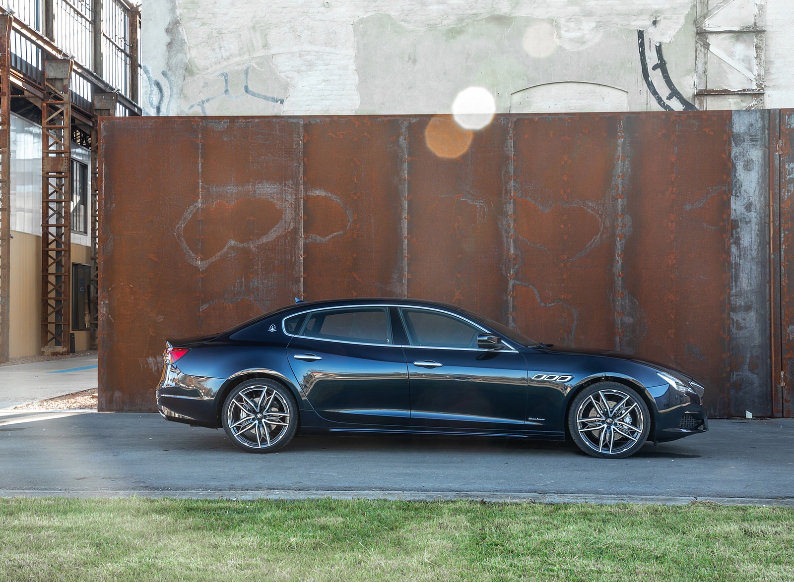 2021 Maserati Quattroporte SQ4 GranLusso Side Wallpapers (11)