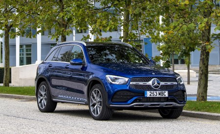 2021 Mercedes-Benz GLC 300 e Plug-In Hybrid (UK-Spec) Front Three-Quarter Wallpapers 450x275 (36)