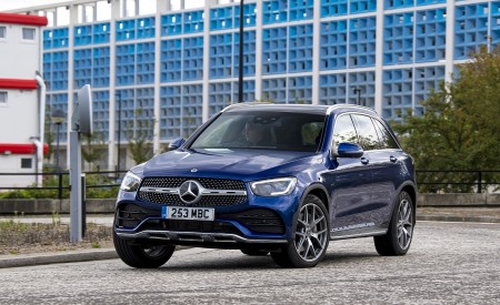 2021 Mercedes-Benz GLC 300 e Plug-In Hybrid (UK-Spec) Front Three-Quarter Wallpapers  450x275 (25)