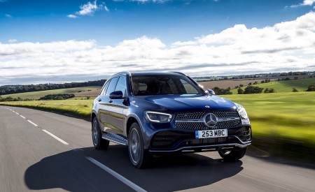 2021 Mercedes-Benz GLC 300 e Plug-In Hybrid (UK-Spec) Front Three-Quarter Wallpapers 450x275 (9)