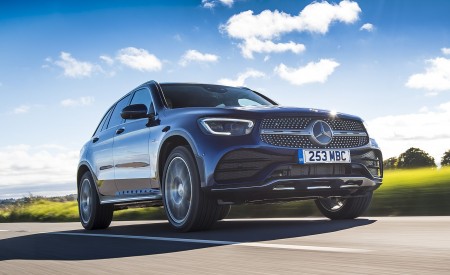 2021 Mercedes-Benz GLC 300 e Plug-In Hybrid (UK-Spec) Front Three-Quarter Wallpapers 450x275 (2)