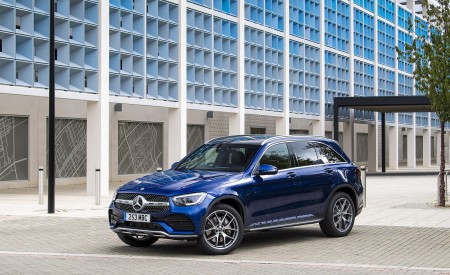 2021 Mercedes-Benz GLC 300 e Plug-In Hybrid (UK-Spec) Front Three-Quarter Wallpapers 450x275 (37)