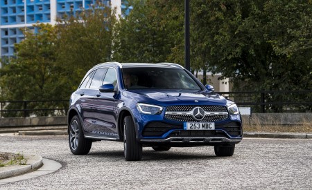 2021 Mercedes-Benz GLC 300 e Plug-In Hybrid (UK-Spec) Front Three-Quarter Wallpapers 450x275 (26)