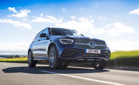 2021 Mercedes-Benz GLC 300 e Plug-In Hybrid (UK-Spec) Front Three-Quarter Wallpapers 450x275 (3)