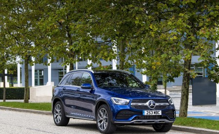 2021 Mercedes-Benz GLC 300 e Plug-In Hybrid (UK-Spec) Front Three-Quarter Wallpapers 450x275 (38)