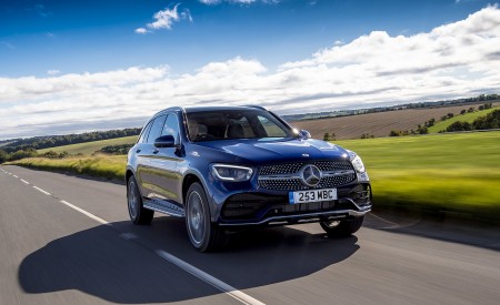 2021 Mercedes-Benz GLC 300 e Plug-In Hybrid (UK-Spec) Front Three-Quarter Wallpapers 450x275 (11)