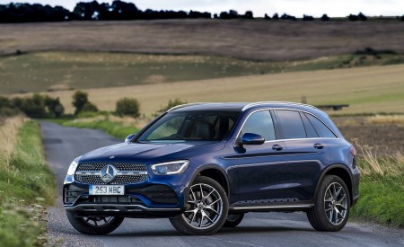 2021 Mercedes-Benz GLC 300 e Plug-In Hybrid (UK-Spec) Front Three-Quarter Wallpapers 450x275 (40)