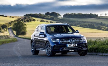 2021 Mercedes-Benz GLC 300 e Plug-In Hybrid (UK-Spec) Front Three-Quarter Wallpapers 450x275 (23)