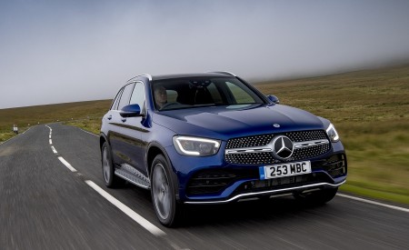 2021 Mercedes-Benz GLC 300 e Plug-In Hybrid (UK-Spec) Front Three-Quarter Wallpapers 450x275 (14)