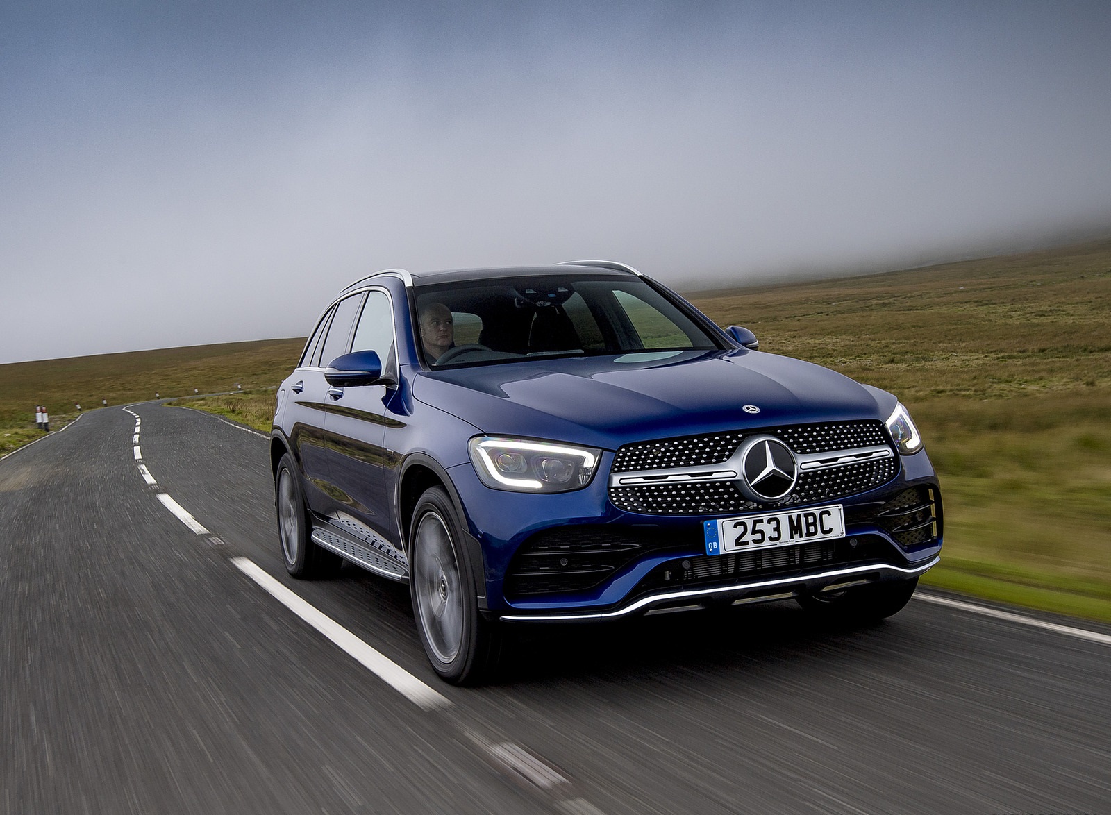 2021 Mercedes-Benz GLC 300 e Plug-In Hybrid (UK-Spec) Front Three-Quarter Wallpapers (14)