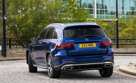 2021 Mercedes-Benz GLC 300 e Plug-In Hybrid (UK-Spec) Rear Three-Quarter Wallpapers 450x275 (28)
