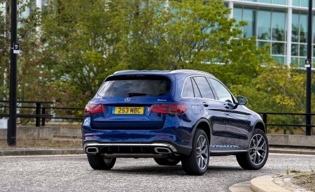 2021 Mercedes-Benz GLC 300 e Plug-In Hybrid (UK-Spec) Rear Three-Quarter Wallpapers 450x275 (29)
