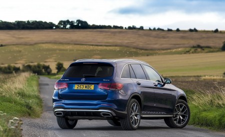 2021 Mercedes-Benz GLC 300 e Plug-In Hybrid (UK-Spec) Rear Three-Quarter Wallpapers 450x275 (42)
