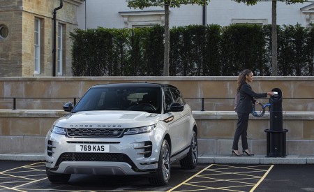 2021 Range Rover Evoque P300e PHEV Front Wallpapers 450x275 (25)