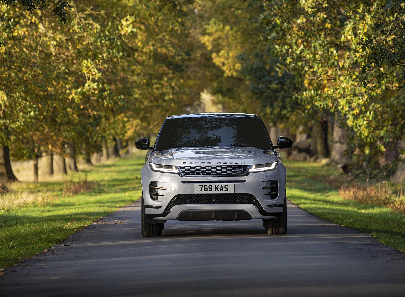 2021 Range Rover Evoque P300e PHEV Front Wallpapers (12)