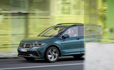 2021 Volkswagen Tiguan Front Three-Quarter Wallpapers 450x275 (25)