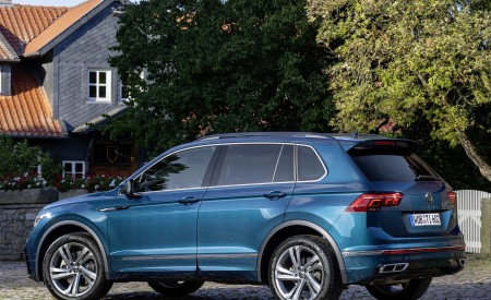 2021 Volkswagen Tiguan R-Line Rear Three-Quarter Wallpapers 450x275 (10)