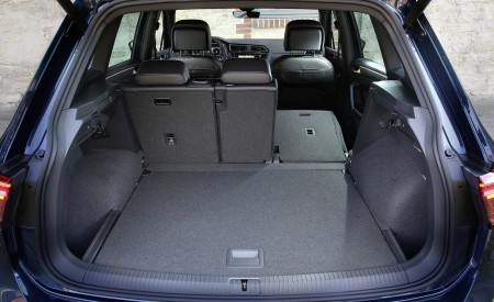 2021 Volkswagen Tiguan R-Line Trunk Wallpapers 450x275 (19)