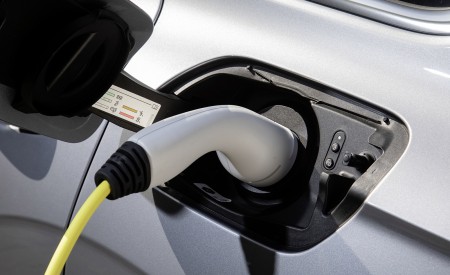 2021 Volkswagen Touareg eHybrid Charging Wallpapers 450x275 (26)