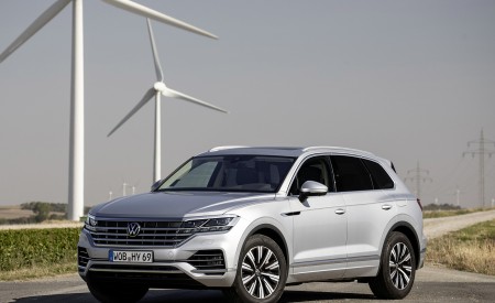 2021 Volkswagen Touareg eHybrid Front Three-Quarter Wallpapers 450x275 (15)