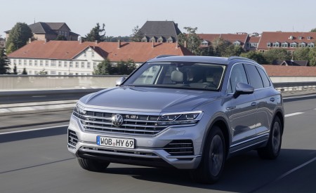 2021 Volkswagen Touareg eHybrid Front Three-Quarter Wallpapers 450x275 (2)