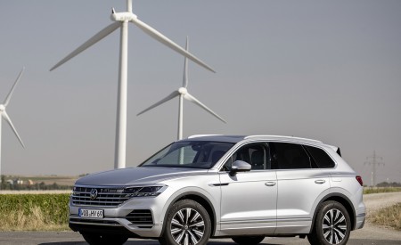 2021 Volkswagen Touareg eHybrid Front Three-Quarter Wallpapers 450x275 (17)