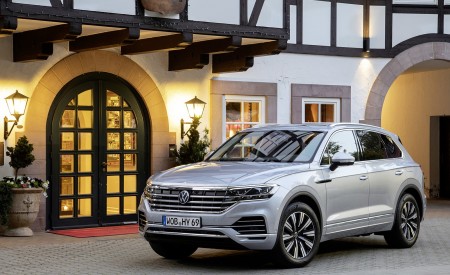 2021 Volkswagen Touareg eHybrid Front Three-Quarter Wallpapers 450x275 (23)
