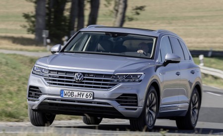 2021 Volkswagen Touareg eHybrid Front Wallpapers 450x275 (4)