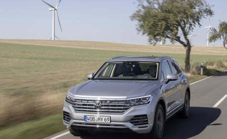 2021 Volkswagen Touareg eHybrid Front Wallpapers  450x275 (12)