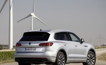 2021 Volkswagen Touareg eHybrid Rear Three-Quarter Wallpapers 450x275 (19)