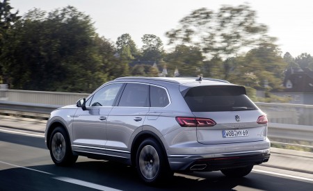 2021 Volkswagen Touareg eHybrid Rear Three-Quarter Wallpapers 450x275 (6)