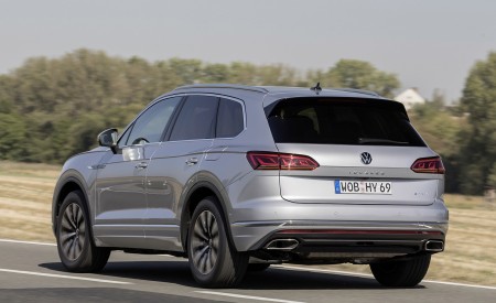 2021 Volkswagen Touareg eHybrid Rear Three-Quarter Wallpapers 450x275 (7)
