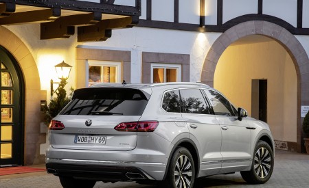 2021 Volkswagen Touareg eHybrid Rear Three-Quarter Wallpapers 450x275 (24)