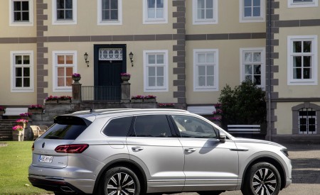 2021 Volkswagen Touareg eHybrid Side Wallpapers  450x275 (21)