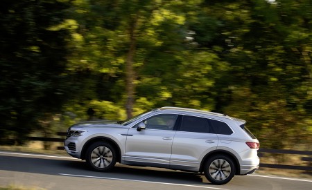 2021 Volkswagen Touareg eHybrid Side Wallpapers  450x275 (13)