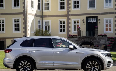 2021 Volkswagen Touareg eHybrid Side Wallpapers  450x275 (22)