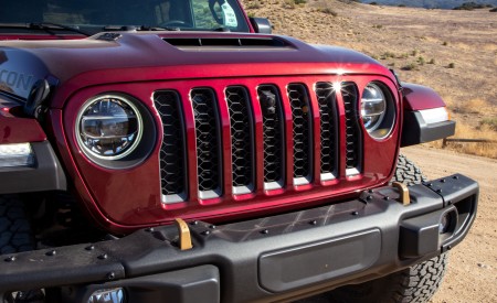 2021 Jeep Wrangler Rubicon 392 (Color: Snazzberry Metallic) Front Bumper Wallpapers 450x275 (14)