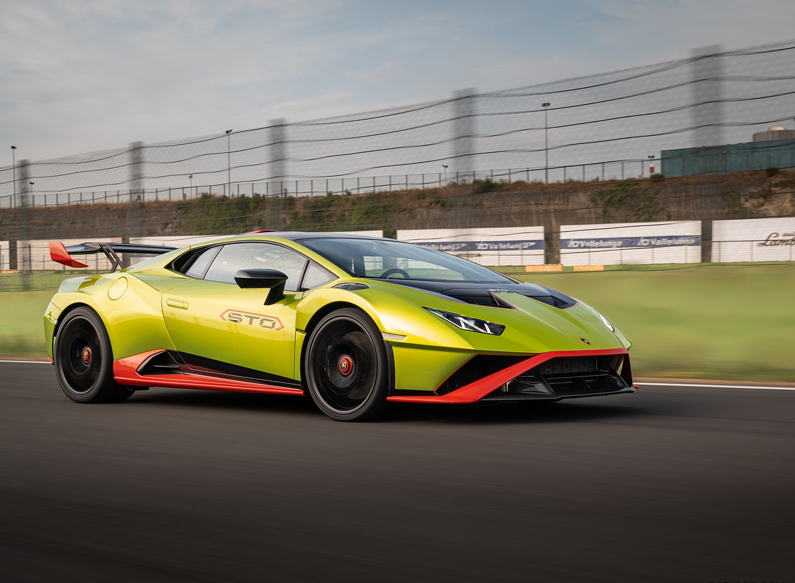 2021 Lamborghini Huracán STO Front Three-Quarter Wallpapers (3)