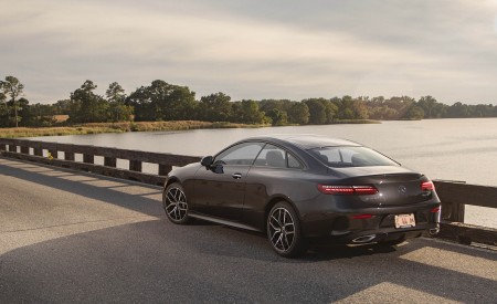 2021 Mercedes-Benz E 450 4MATIC Coupe (US-Spec) Rear Three-Quarter Wallpapers 450x275 (16)