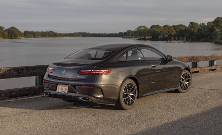 2021 Mercedes-Benz E 450 4MATIC Coupe (US-Spec) Rear Three-Quarter Wallpapers 450x275 (17)